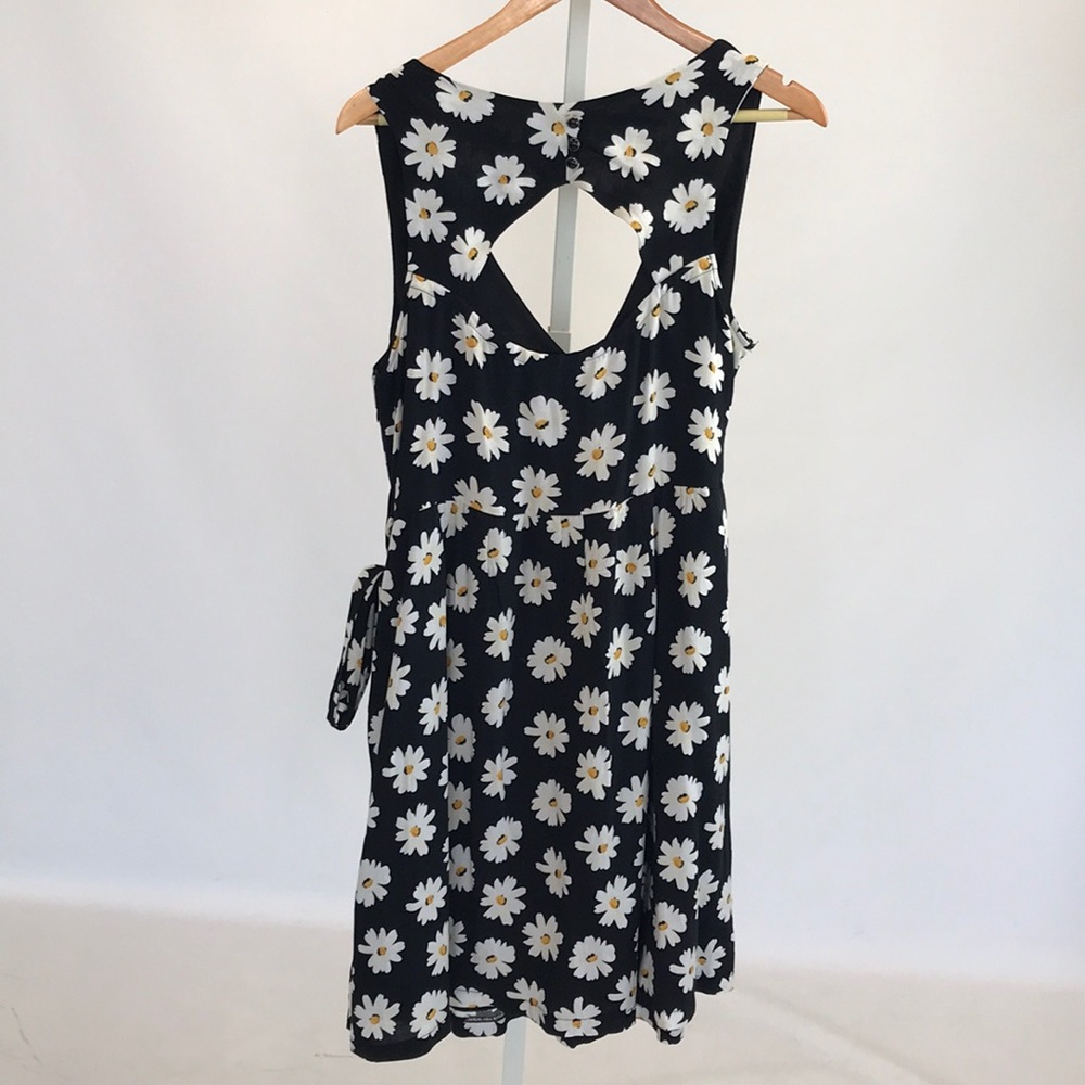 Cut out summer dress. - Picture 2 of 6